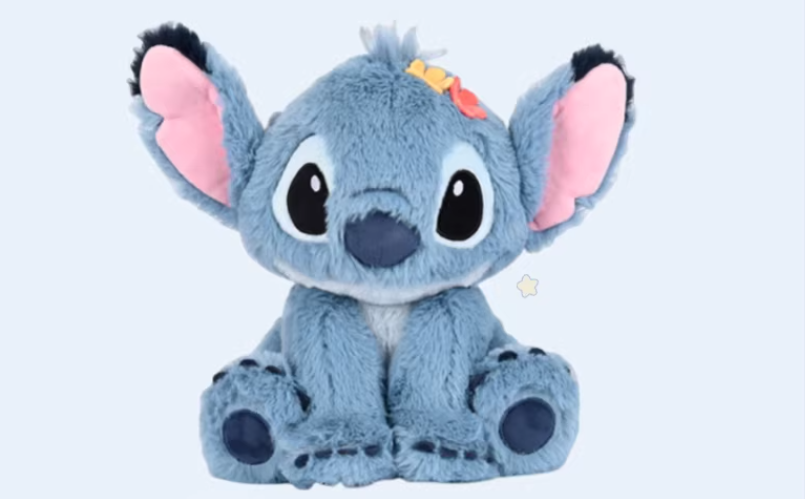 穿着蓝色背带裤的白色毛绒玩具熊